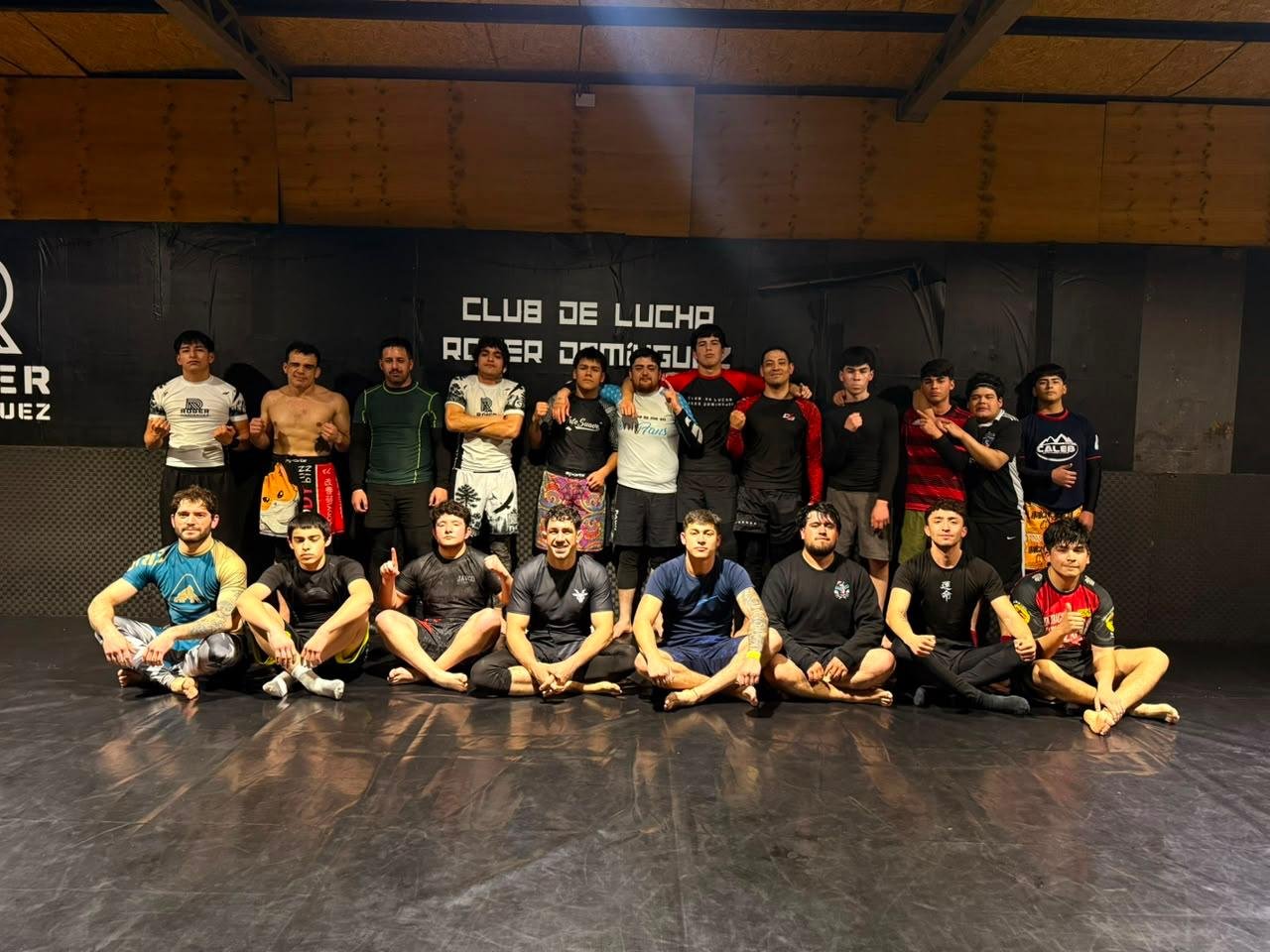 Equipo del Club de Lucha Roger Domínguez entrenando juntos en el tatami